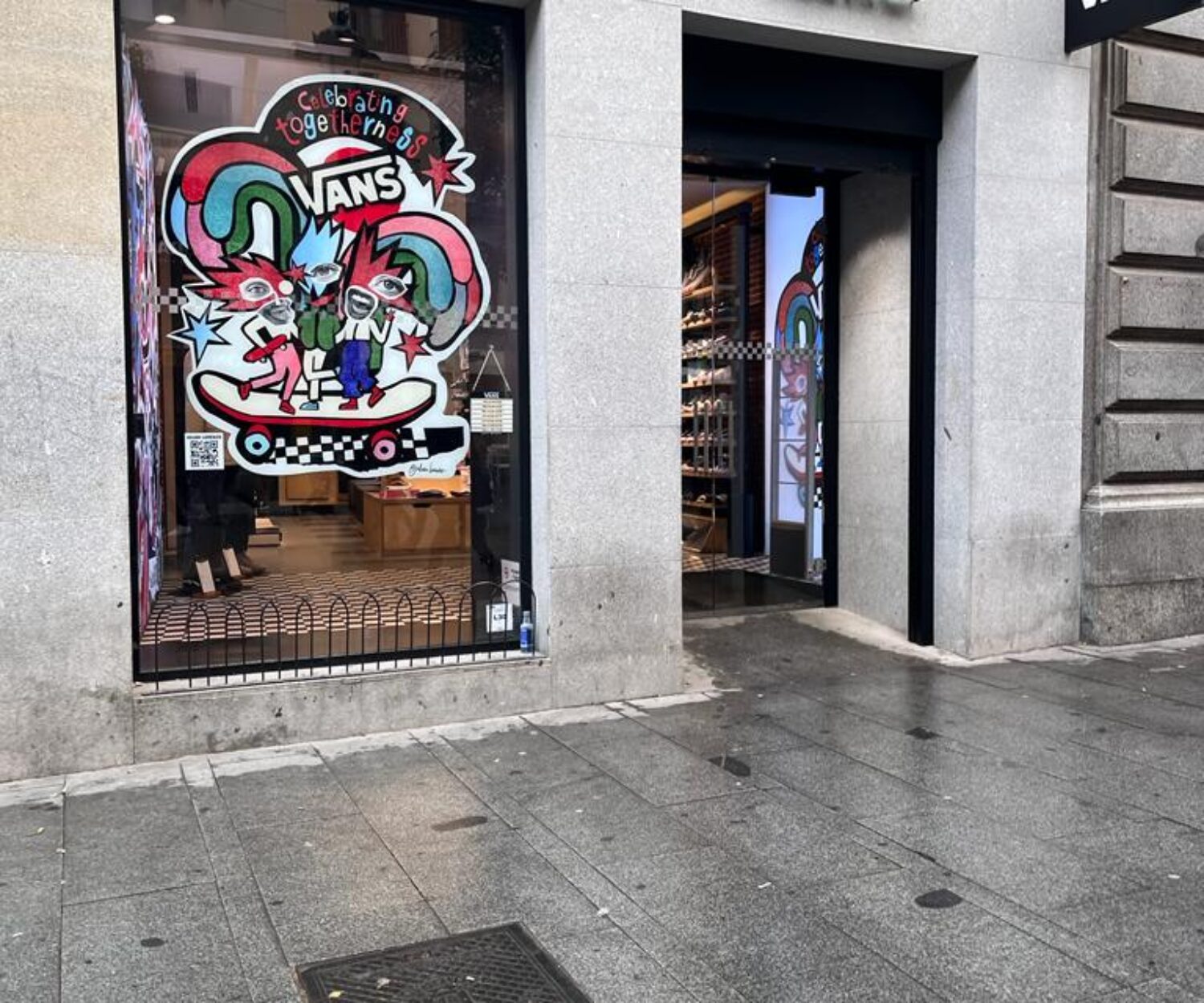 Producción de Vinilos a Doble Cara para Escaparates de Tiendas - www.somosbig.es